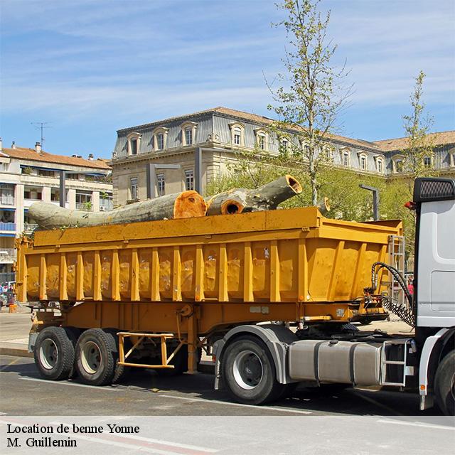 Camion avec bennes jaunes