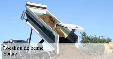 Camion de benne déversant terre