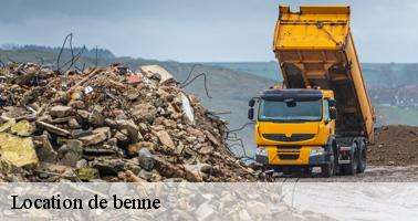 Camion de benne déversant terre