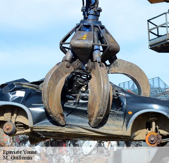 Grue soulevant une voiture écrasée