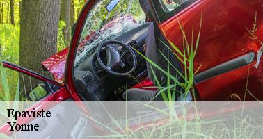 Voiture accidentée dans les bois