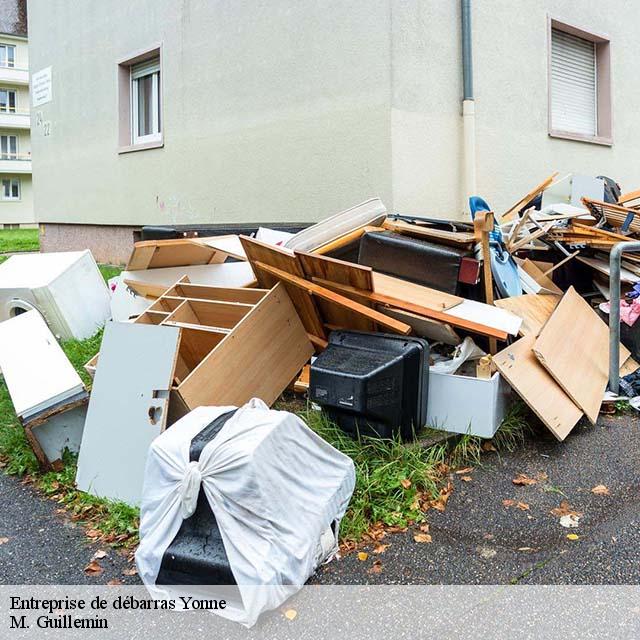 Débris de meubles abandonnés dehors