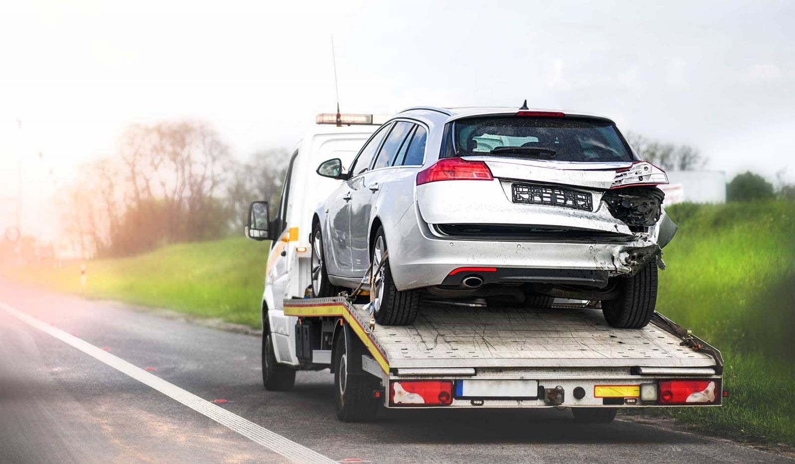 Voiture accidentée sur dépanneuse