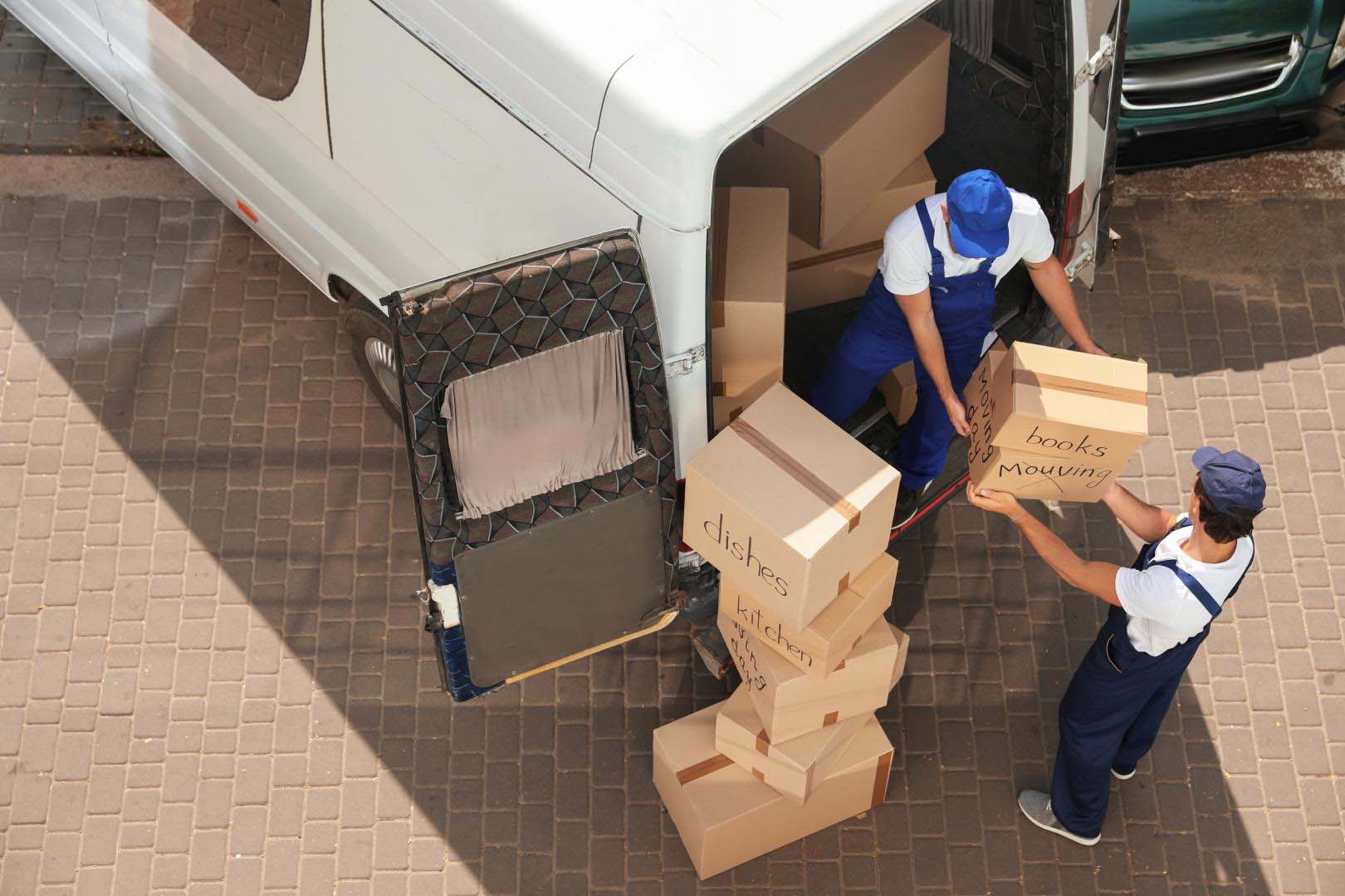 Déchargement de cartons d'un camion