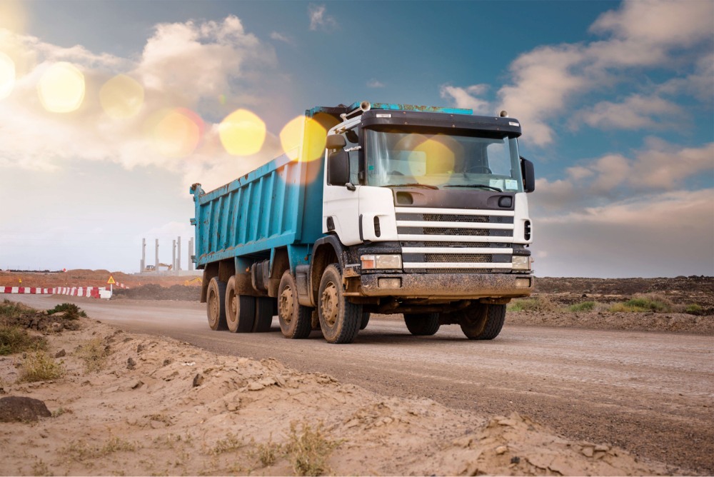 Camion de chantier sur route