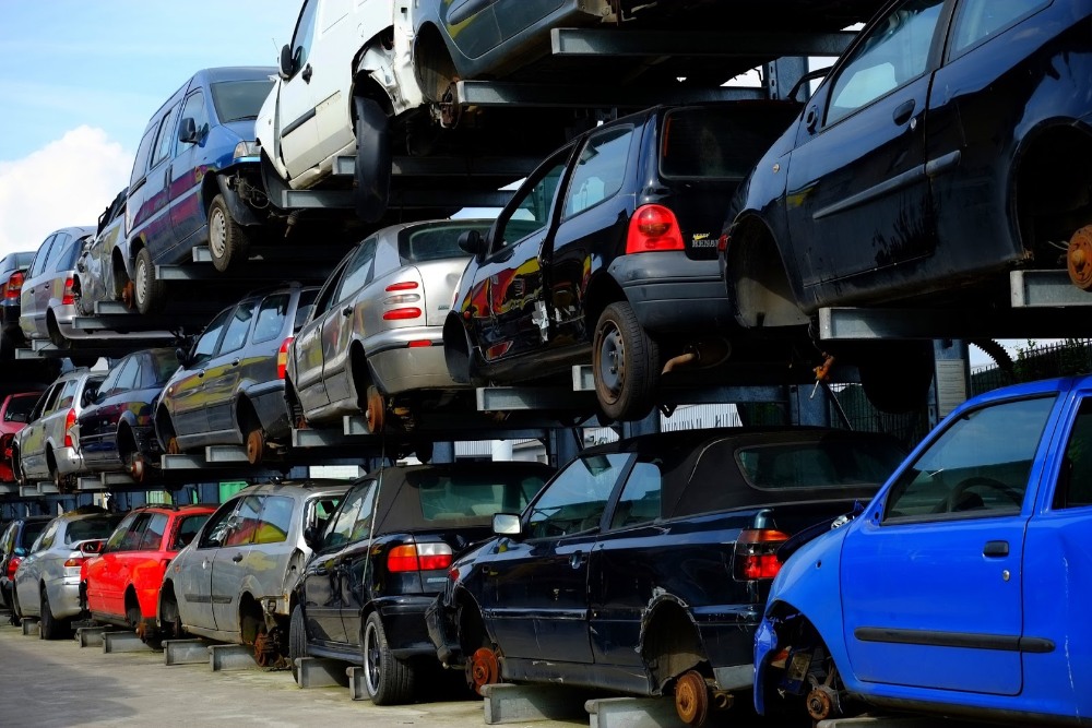 Voiture empilées dans une casse