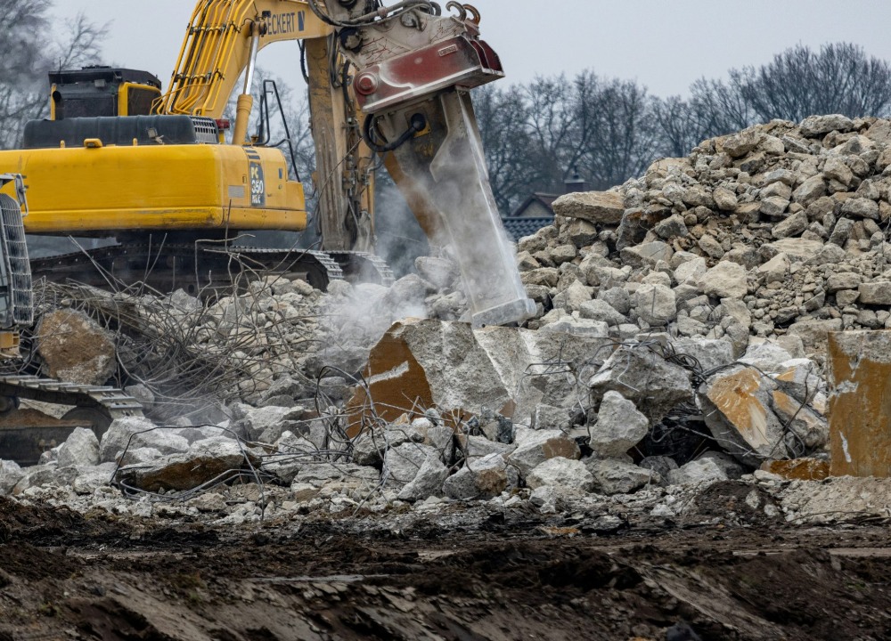Excavatrice détruisant des rochers